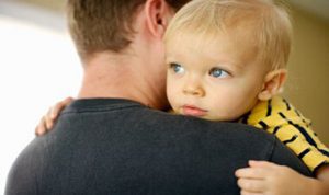 چرا بعضی کودکان به والدینشان وابسته‌‌تر هستند؟