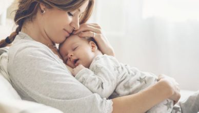 اهمیت رابطه‌ای گرم، صمیمی و مداوم بین مادر و کودک